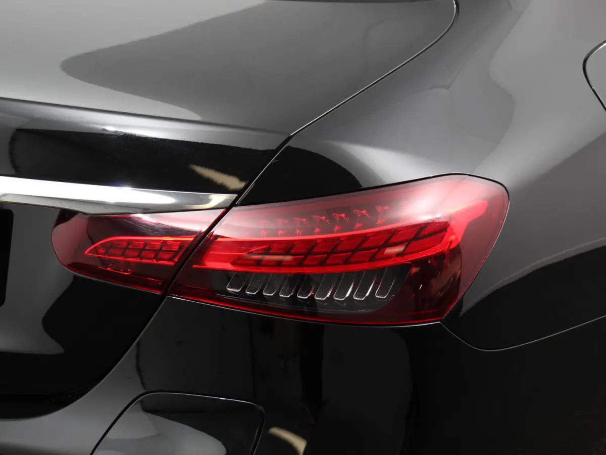 300e Avantgarde Premium Plus PHEV Automaat Panorama dak Climate control Adaptieve cruise control Parkeersensoren Camera  Verwarmde voorstoelen Keyless Lcihtmetalen velgen Led Burmester