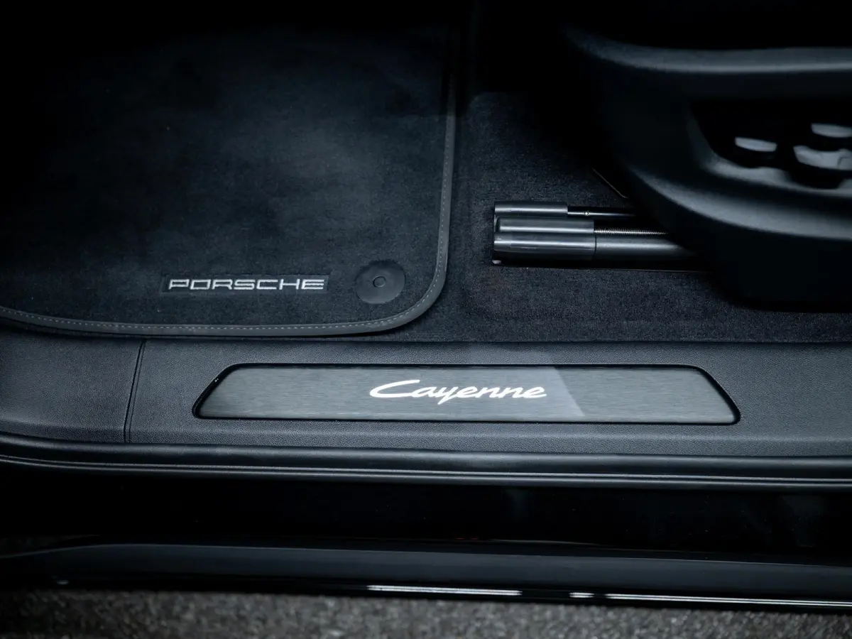 3.0 E-Hybrid Black Edition | SportDesign | Trekhaak | Achterasbest. | Sportuitlaat | HUD | Bijrijdersdisplay |