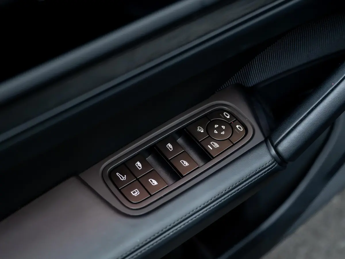 3.0 E-Hybrid Black Edition | SportDesign | Trekhaak | Achterasbest. | Sportuitlaat | HUD | Bijrijdersdisplay |