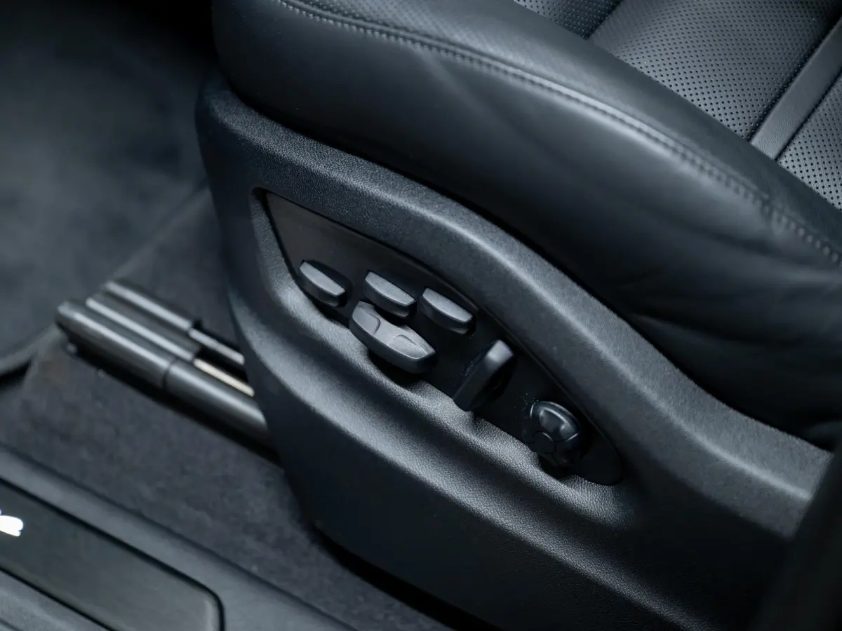 3.0 E-Hybrid Black Edition | SportDesign | Trekhaak | Achterasbest. | Sportuitlaat | HUD | Bijrijdersdisplay |