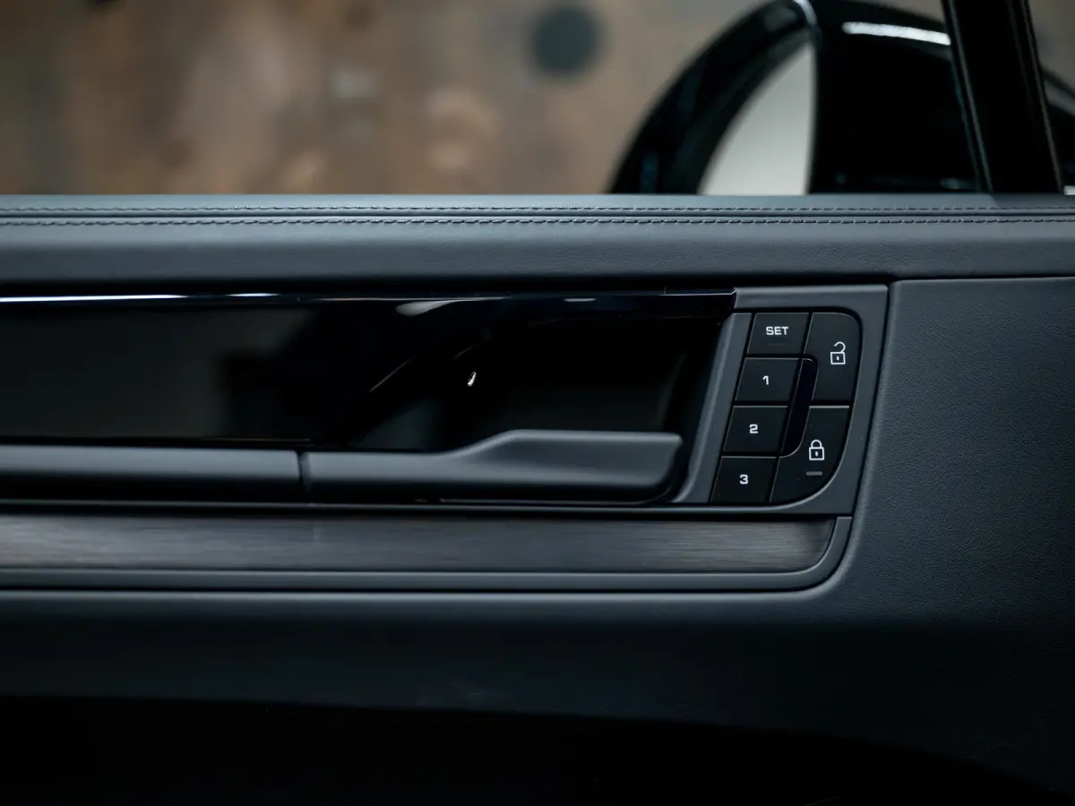 3.0 E-Hybrid Black Edition | SportDesign | Trekhaak | Achterasbest. | Sportuitlaat | HUD | Bijrijdersdisplay |