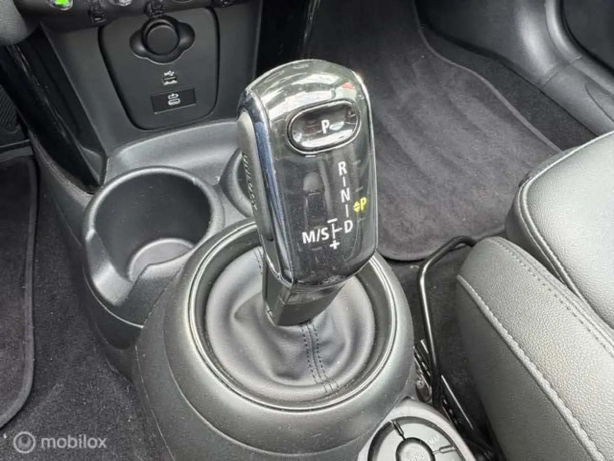 1.5 Resolute Edition Automaat . Navigatie , Camera achter , Lederbekleding Stoel+Stuur verwarming , sport stoellen , Pakeer hulp rondom