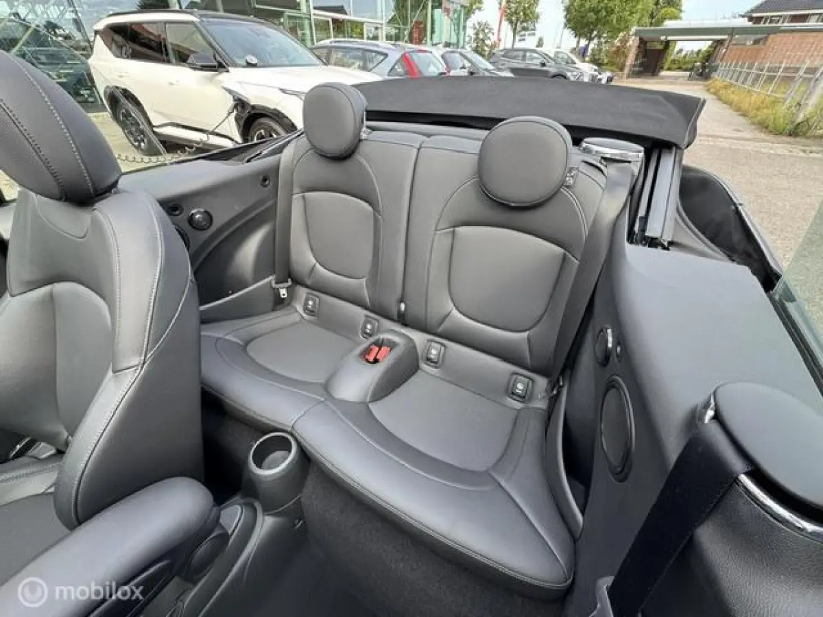 1.5 Resolute Edition Automaat . Navigatie , Camera achter , Lederbekleding Stoel+Stuur verwarming , sport stoellen , Pakeer hulp rondom