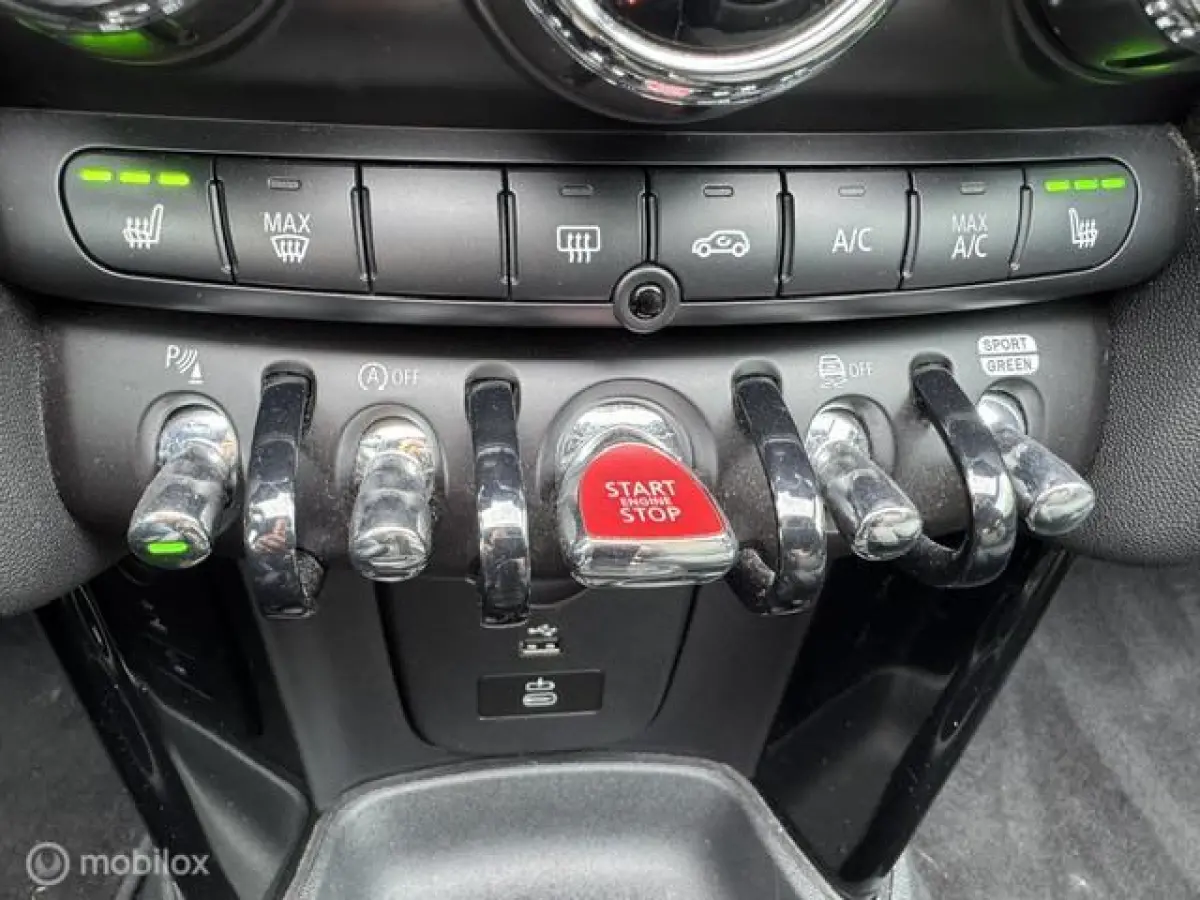 1.5 Resolute Edition Automaat . Navigatie , Camera achter , Lederbekleding Stoel+Stuur verwarming , sport stoellen , Pakeer hulp rondom
