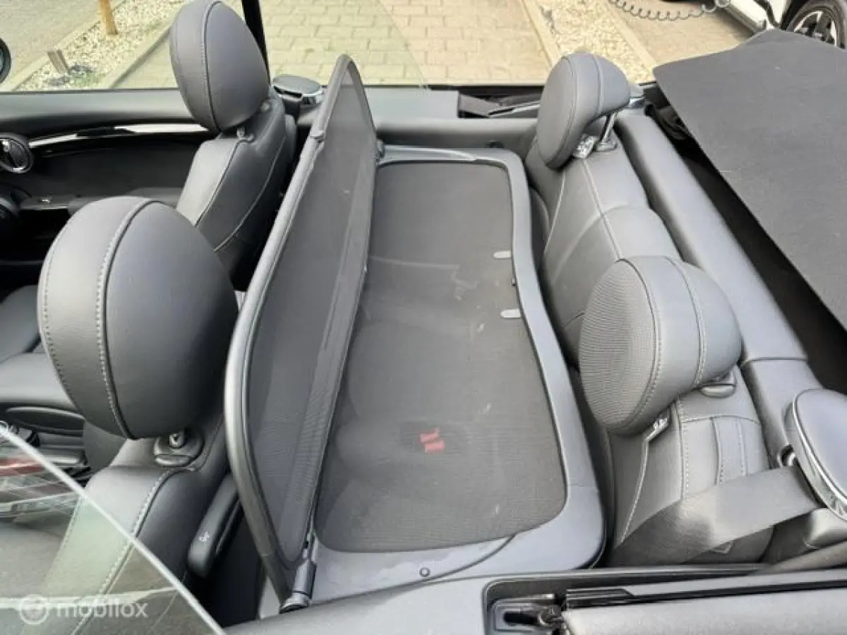 1.5 Resolute Edition Automaat . Navigatie , Camera achter , Lederbekleding Stoel+Stuur verwarming , sport stoellen , Pakeer hulp rondom