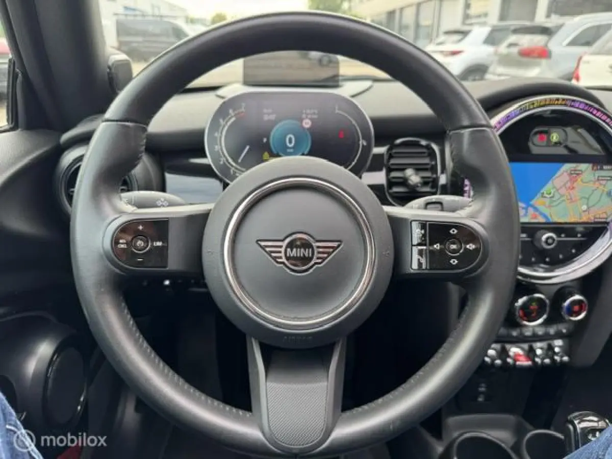 1.5 Resolute Edition Automaat . Navigatie , Camera achter , Lederbekleding Stoel+Stuur verwarming , sport stoellen , Pakeer hulp rondom