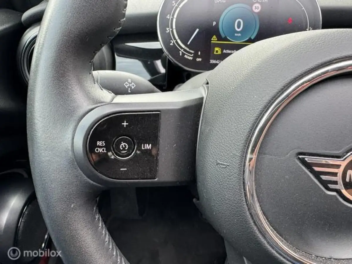 1.5 Resolute Edition Automaat . Navigatie , Camera achter , Lederbekleding Stoel+Stuur verwarming , sport stoellen , Pakeer hulp rondom