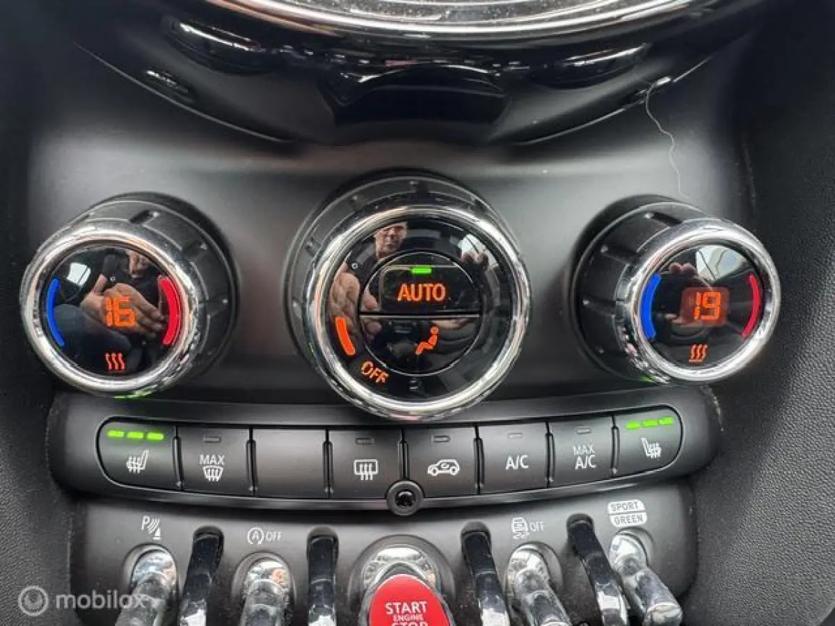 1.5 Resolute Edition Automaat . Navigatie , Camera achter , Lederbekleding Stoel+Stuur verwarming , sport stoellen , Pakeer hulp rondom