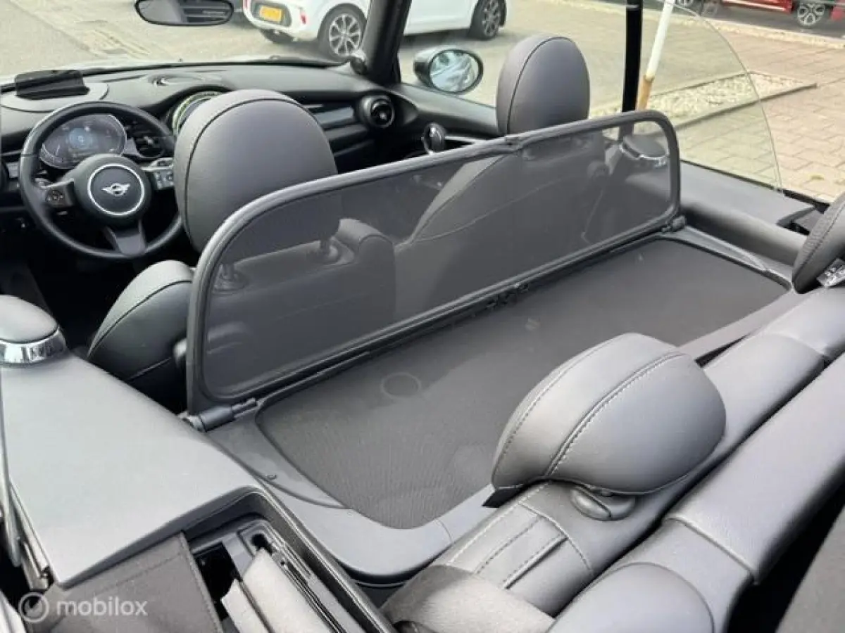 1.5 Resolute Edition Automaat . Navigatie , Camera achter , Lederbekleding Stoel+Stuur verwarming , sport stoellen , Pakeer hulp rondom