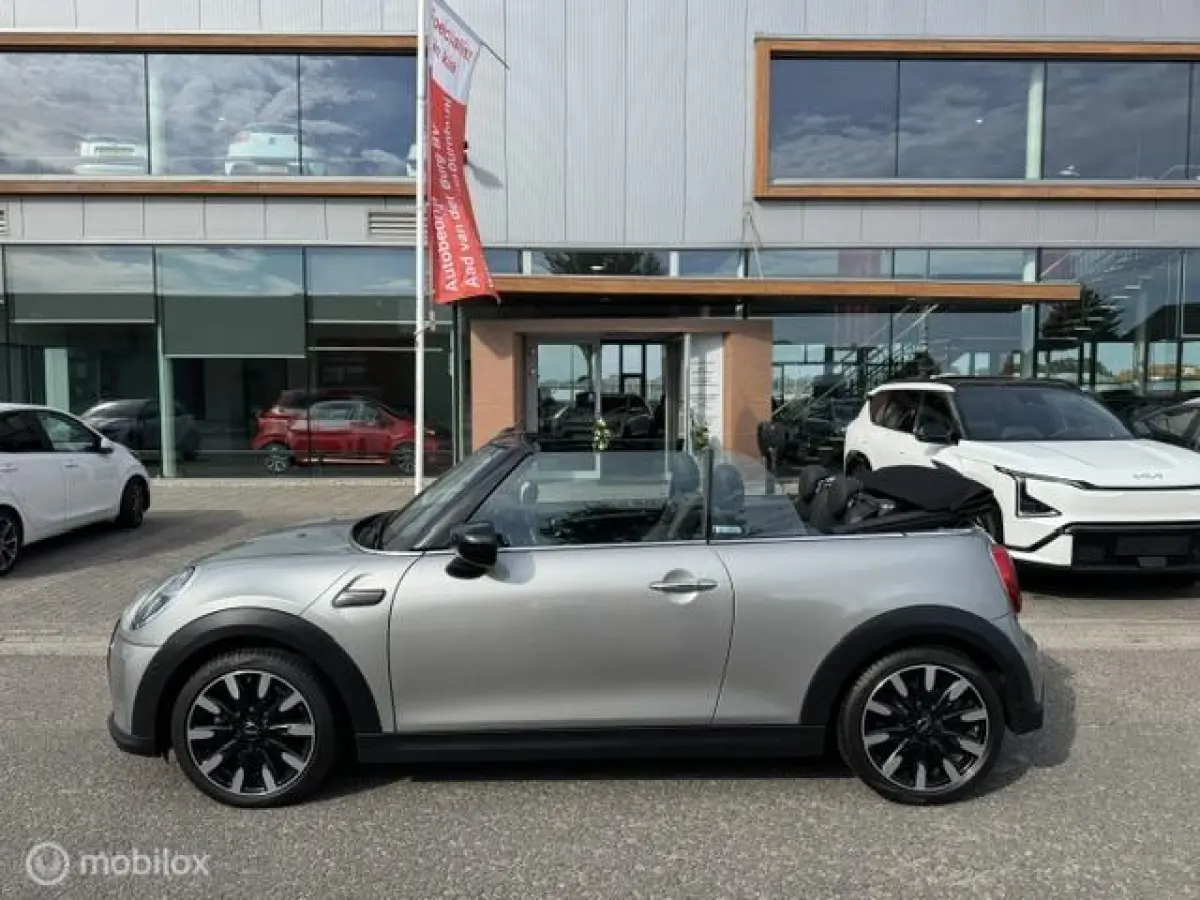 1.5 Resolute Edition Automaat . Navigatie , Camera achter , Lederbekleding Stoel+Stuur verwarming , sport stoellen , Pakeer hulp rondom