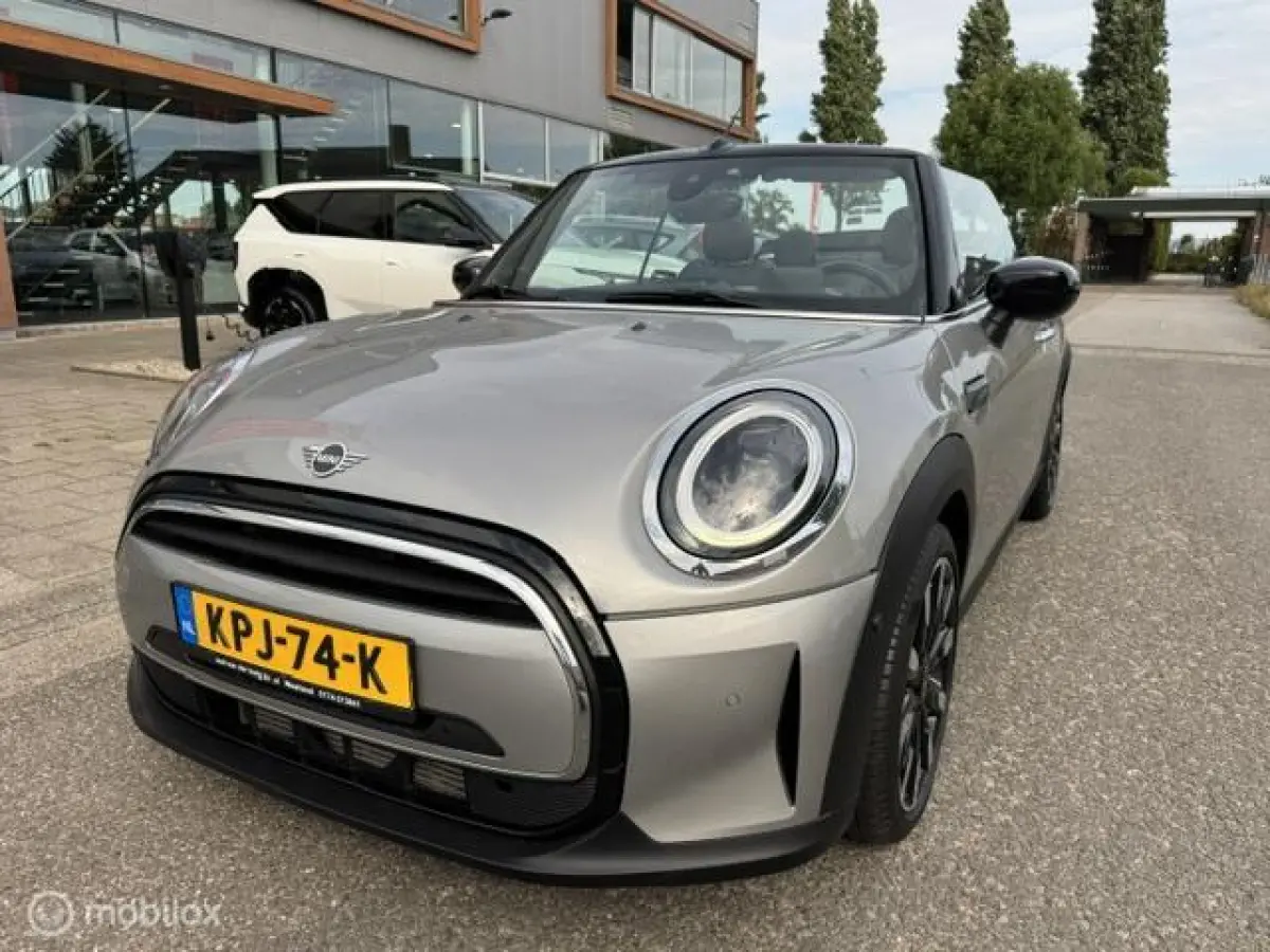1.5 Resolute Edition Automaat . Navigatie , Camera achter , Lederbekleding Stoel+Stuur verwarming , sport stoellen , Pakeer hulp rondom