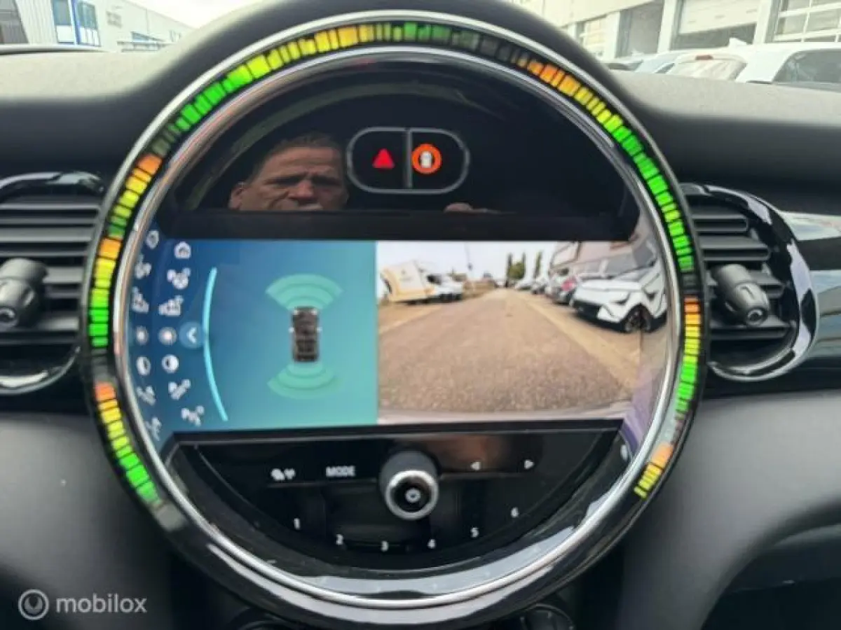 1.5 Resolute Edition Automaat . Navigatie , Camera achter , Lederbekleding Stoel+Stuur verwarming , sport stoellen , Pakeer hulp rondom
