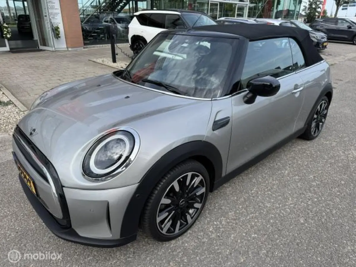 1.5 Resolute Edition Automaat . Navigatie , Camera achter , Lederbekleding Stoel+Stuur verwarming , sport stoellen , Pakeer hulp rondom