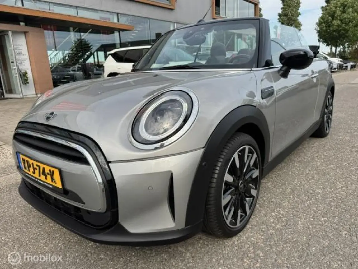 1.5 Resolute Edition Automaat . Navigatie , Camera achter , Lederbekleding Stoel+Stuur verwarming , sport stoellen , Pakeer hulp rondom