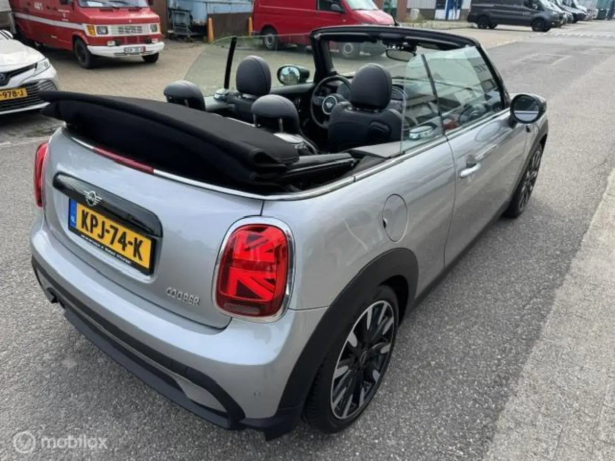 1.5 Resolute Edition Automaat . Navigatie , Camera achter , Lederbekleding Stoel+Stuur verwarming , sport stoellen , Pakeer hulp rondom