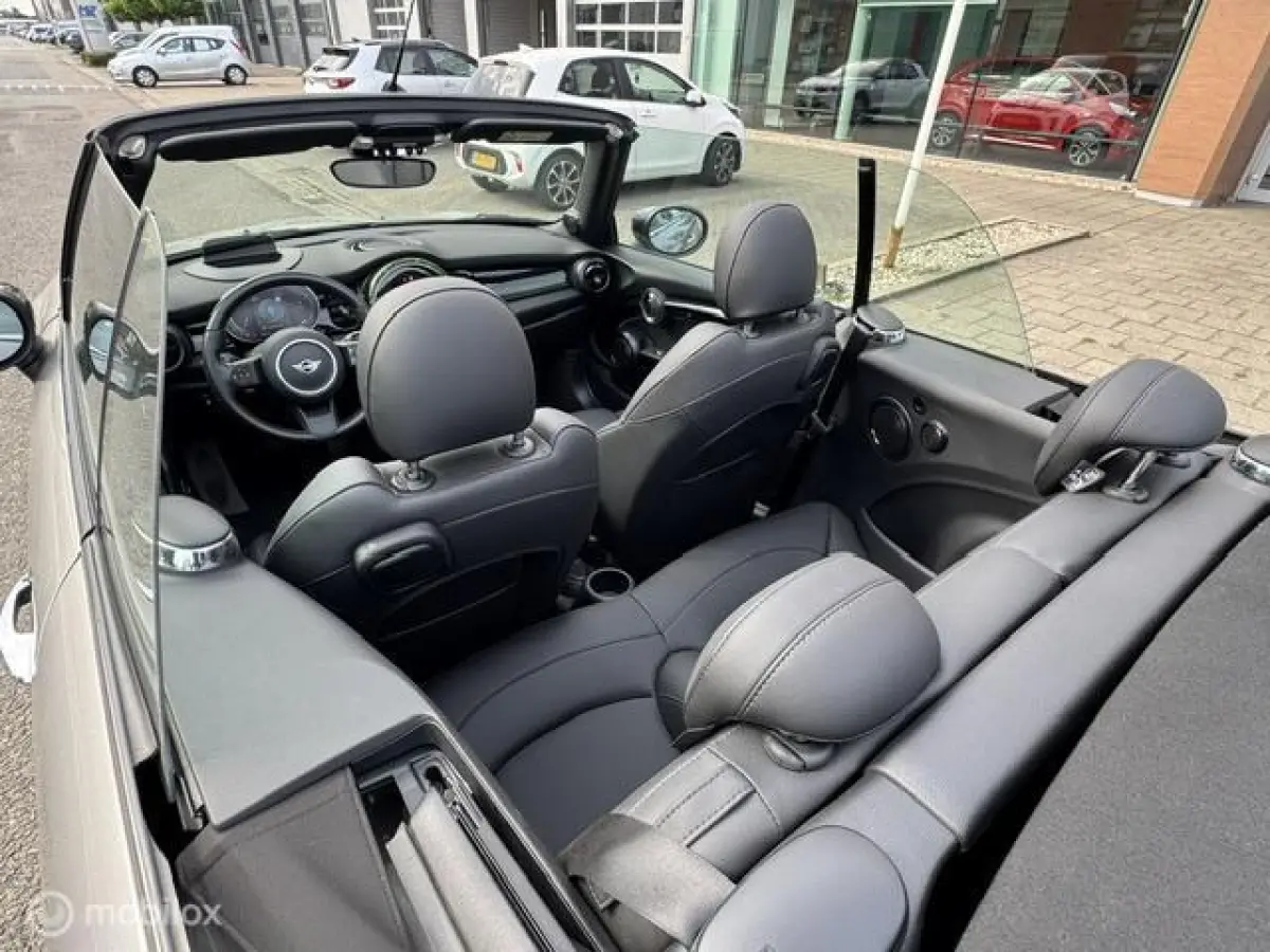 1.5 Resolute Edition Automaat . Navigatie , Camera achter , Lederbekleding Stoel+Stuur verwarming , sport stoellen , Pakeer hulp rondom