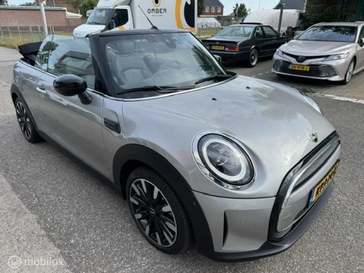 1.5 Resolute Edition Automaat . Navigatie , Camera achter , Lederbekleding Stoel+Stuur verwarming , sport stoellen , Pakeer hulp rondom