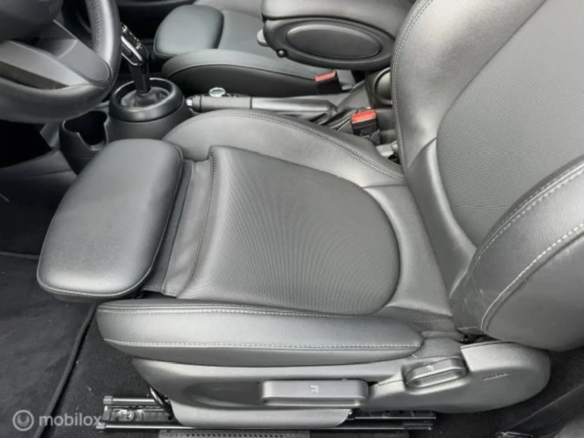 1.5 Resolute Edition Automaat . Navigatie , Camera achter , Lederbekleding Stoel+Stuur verwarming , sport stoellen , Pakeer hulp rondom