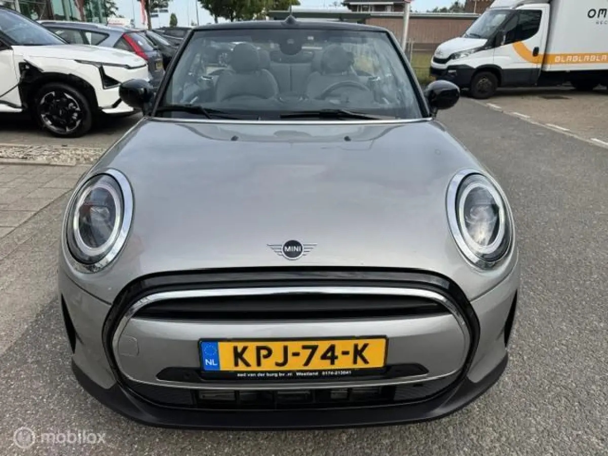 1.5 Resolute Edition Automaat . Navigatie , Camera achter , Lederbekleding Stoel+Stuur verwarming , sport stoellen , Pakeer hulp rondom