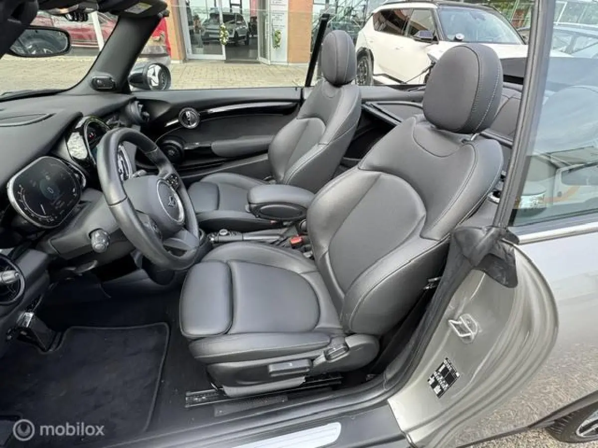 1.5 Resolute Edition Automaat . Navigatie , Camera achter , Lederbekleding Stoel+Stuur verwarming , sport stoellen , Pakeer hulp rondom