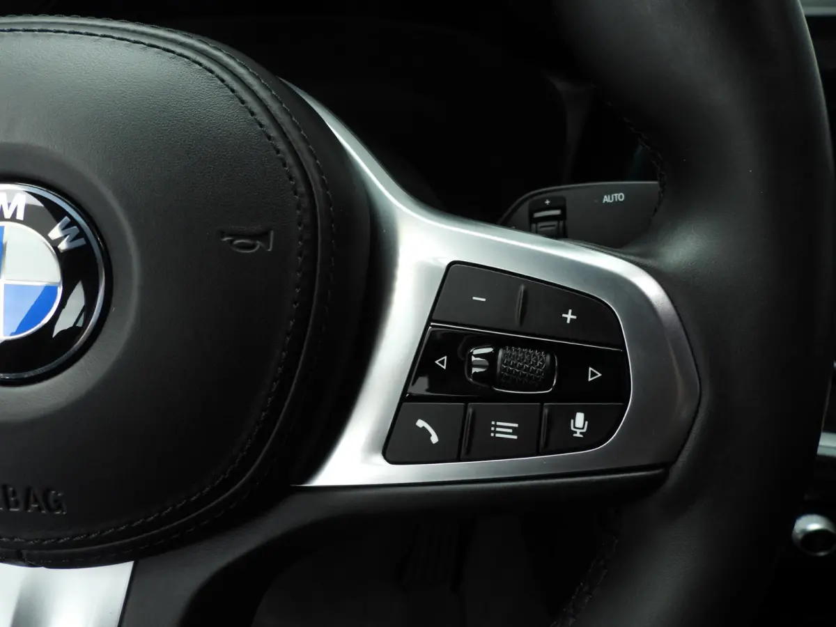 320e | Laserlicht | Leder | Navigatie | Active cruise | Trekhaak | Sportstoelen | Stoelverwarming | DAB | Hifi speakers | Alu 18 inch