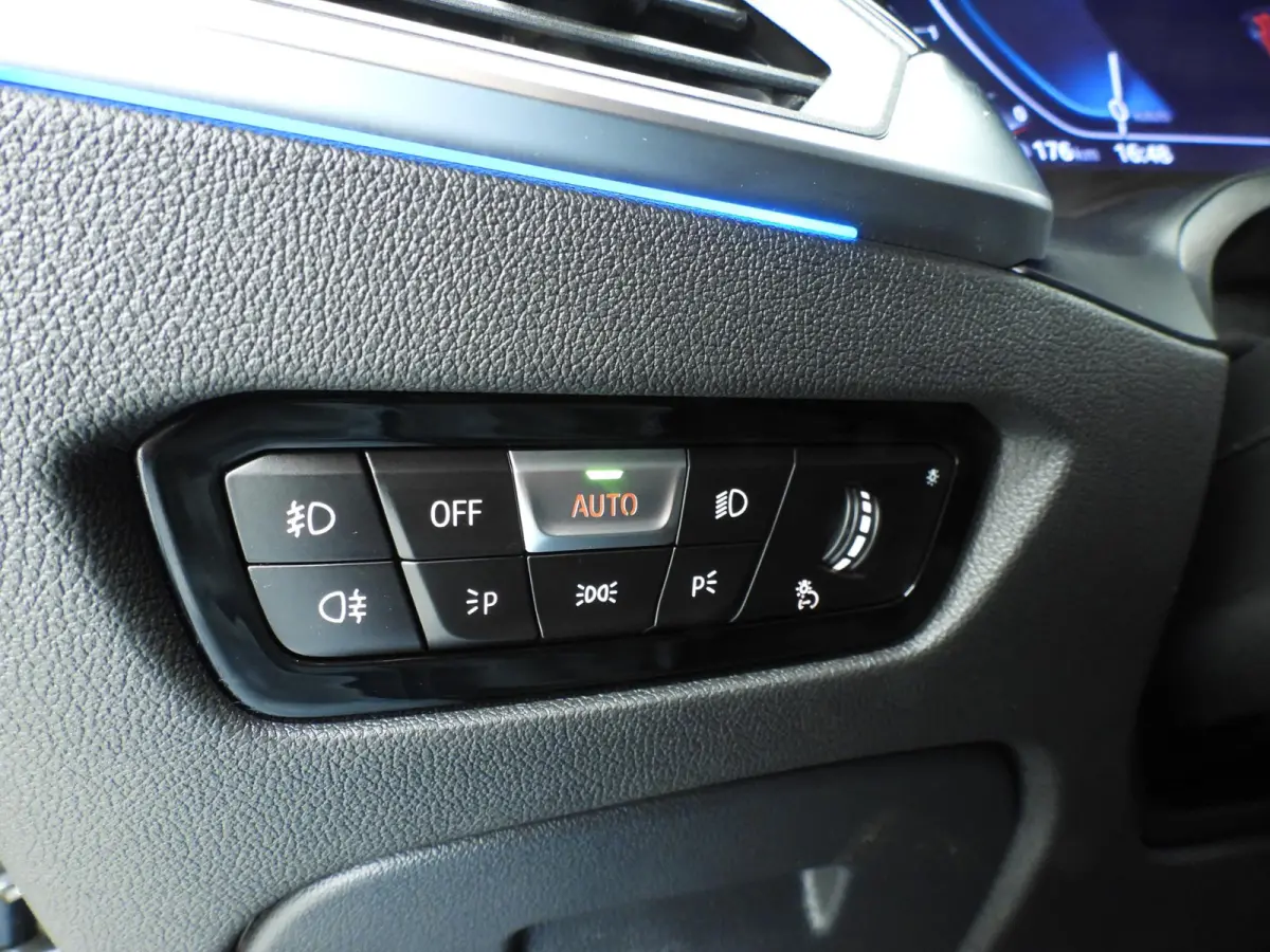 320e | Laserlicht | Leder | Navigatie | Active cruise | Trekhaak | Sportstoelen | Stoelverwarming | DAB | Hifi speakers | Alu 18 inch