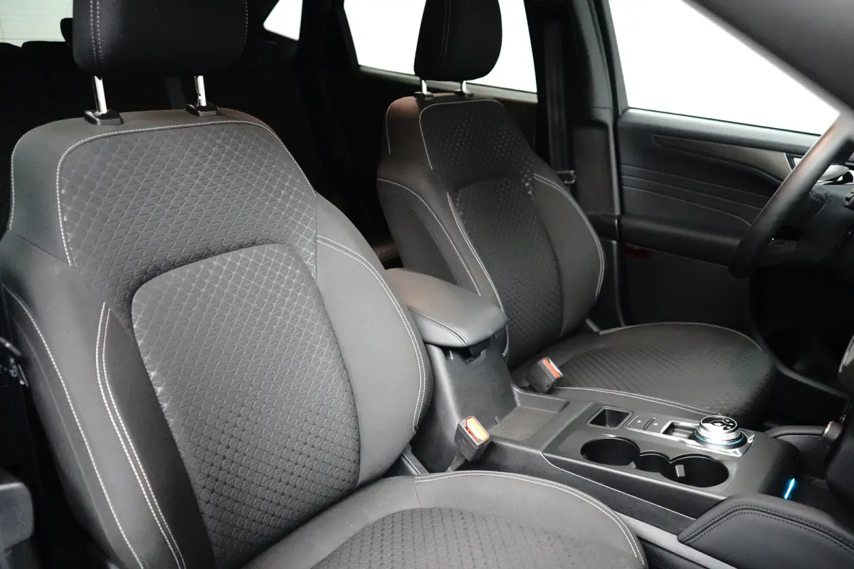 Titanium | Trekhaak | Camera | 2100KG Trekgewicht | Climate Control | | Achteruitrijcamera | Airco (automatisch) | Apple Carplay/Android Auto|telefoonintegratie premium