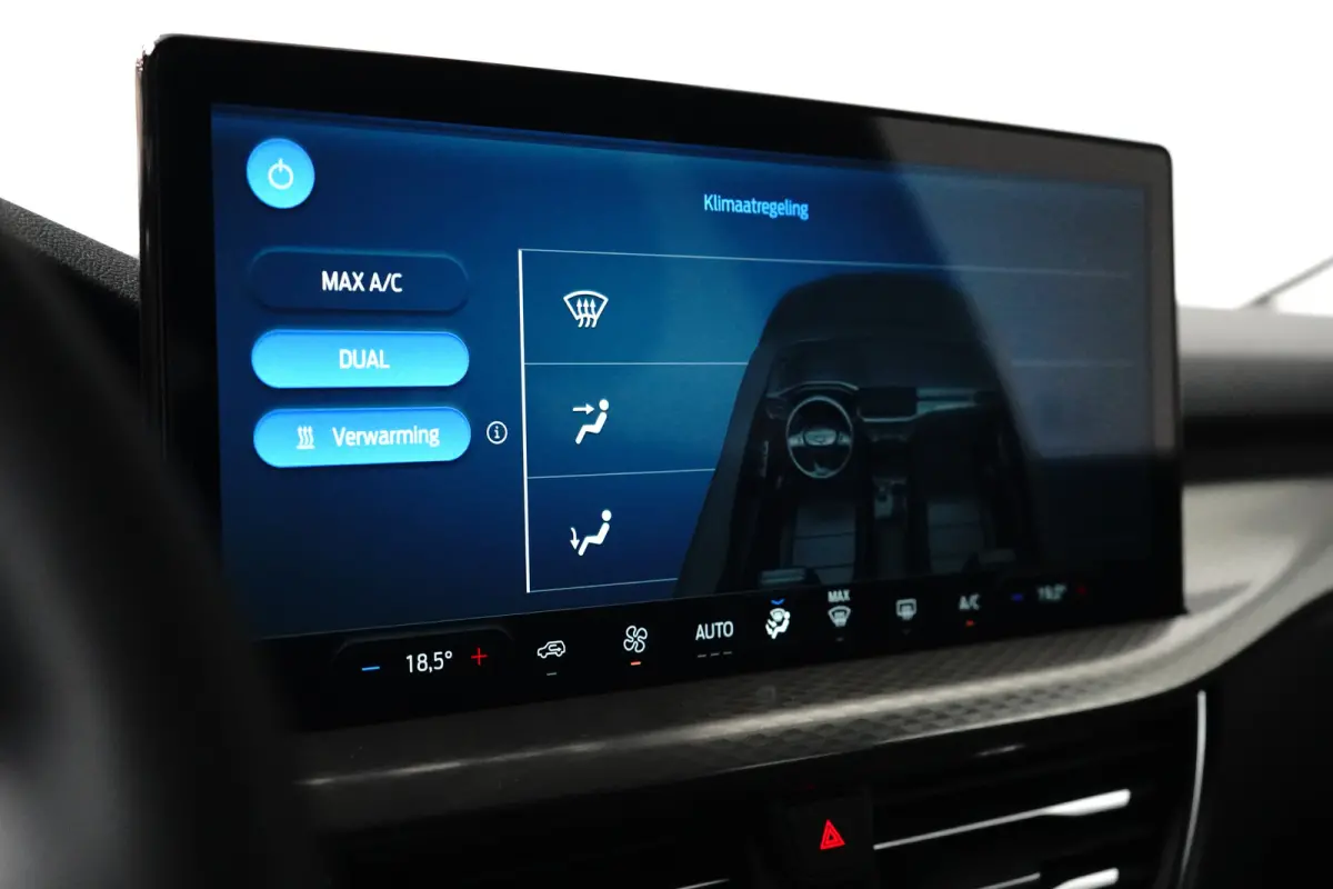 Titanium | Trekhaak | Camera | 2100KG Trekgewicht | Climate Control | | Achteruitrijcamera | Airco (automatisch) | Apple Carplay/Android Auto|telefoonintegratie premium