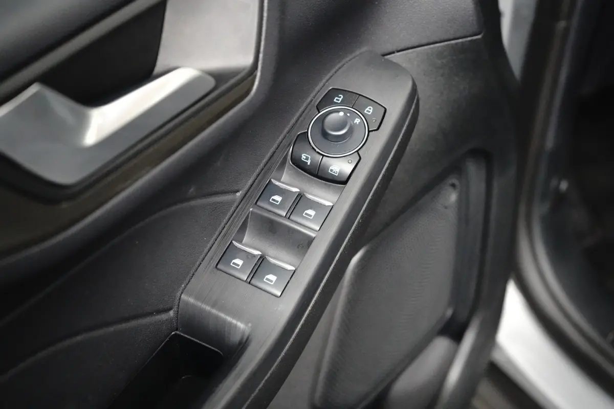 Titanium | Trekhaak | Camera | 2100KG Trekgewicht | Climate Control | | Achteruitrijcamera | Airco (automatisch) | Apple Carplay/Android Auto|telefoonintegratie premium