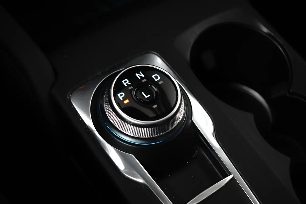Titanium | Trekhaak | Camera | 2100KG Trekgewicht | Climate Control | | Achteruitrijcamera | Airco (automatisch) | Apple Carplay/Android Auto|telefoonintegratie premium