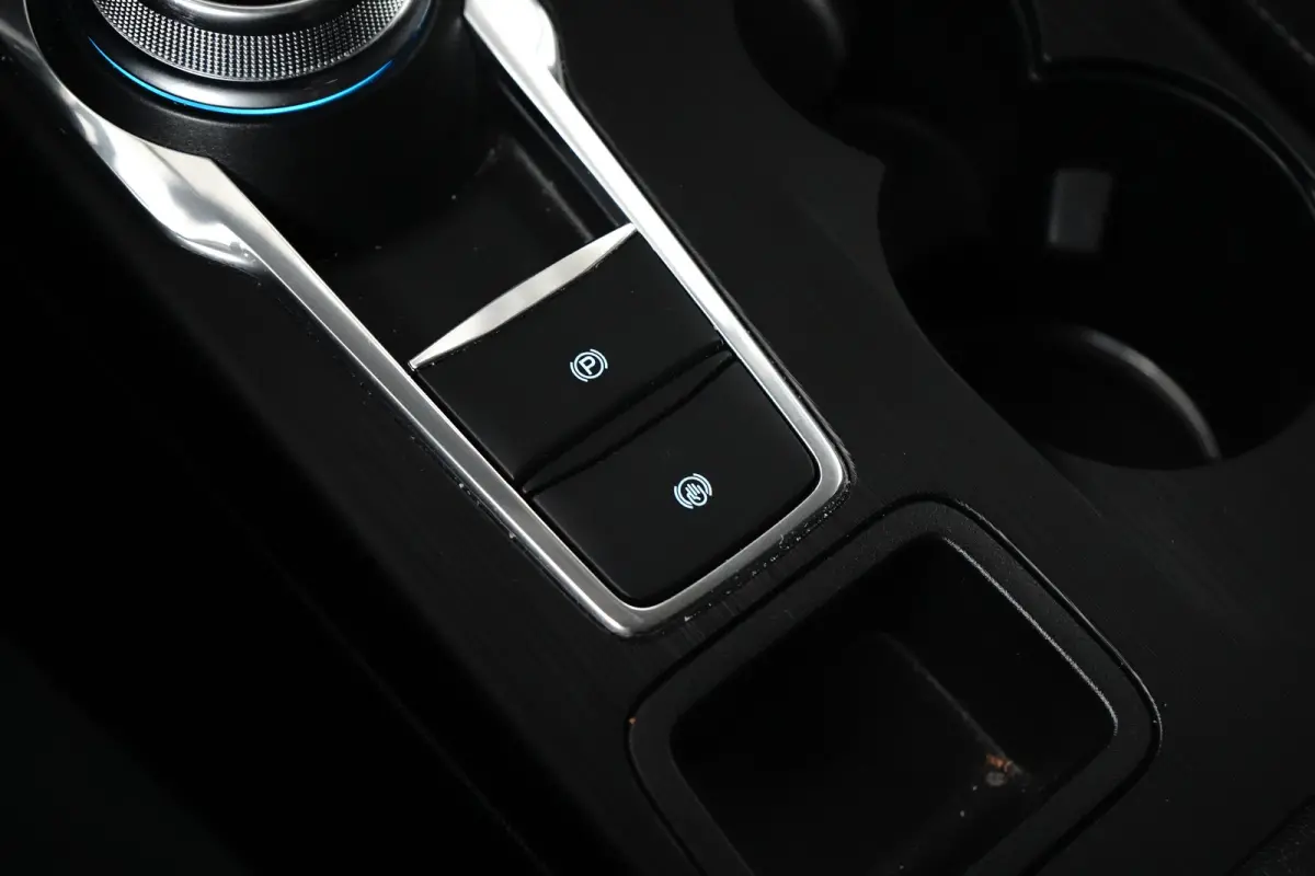 Titanium | Trekhaak | Camera | 2100KG Trekgewicht | Climate Control | | Achteruitrijcamera | Airco (automatisch) | Apple Carplay/Android Auto|telefoonintegratie premium