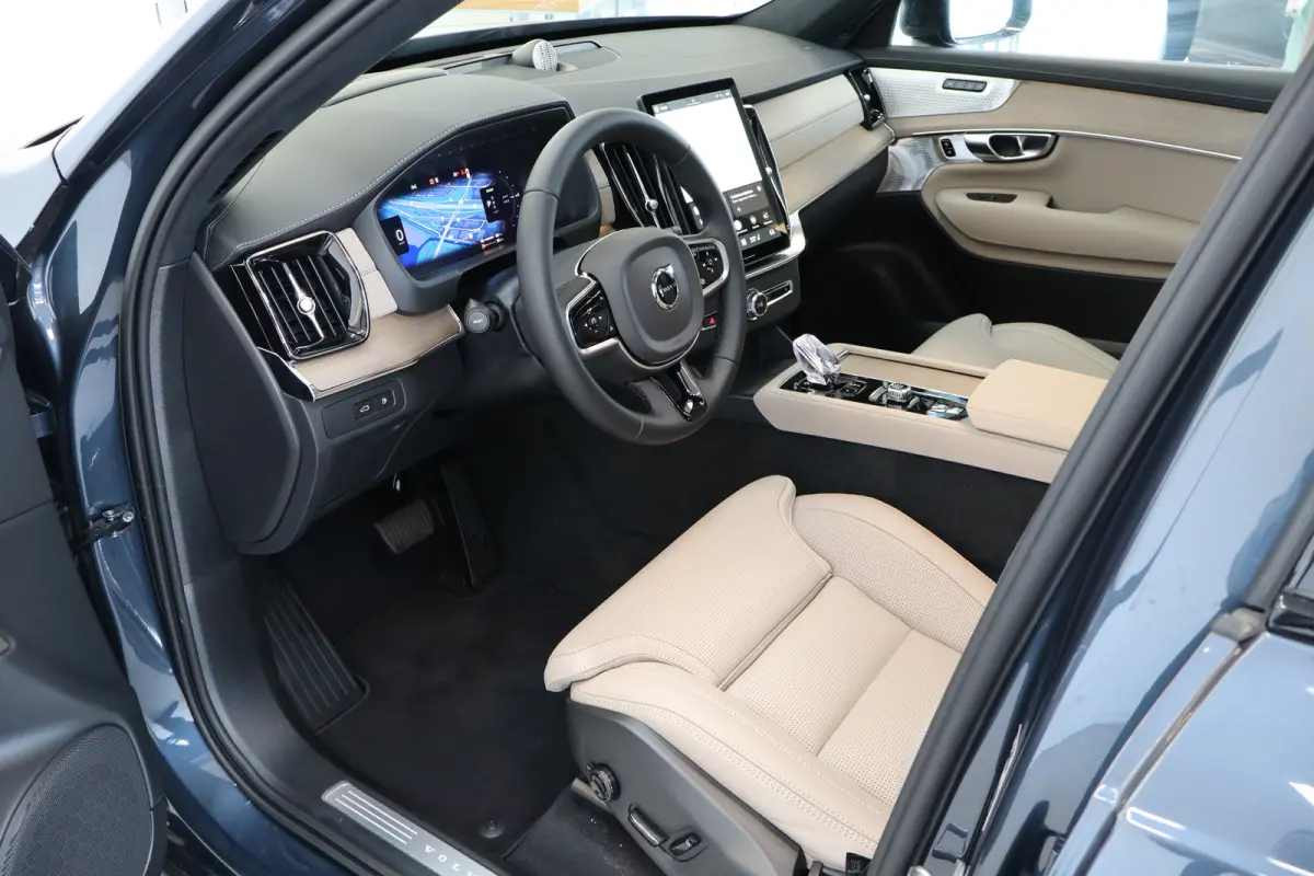 T8 406PK AWD Ultra Dark Executive B&W | 22" | Luchtvering | Massage/ventilatie | Gelam. glas