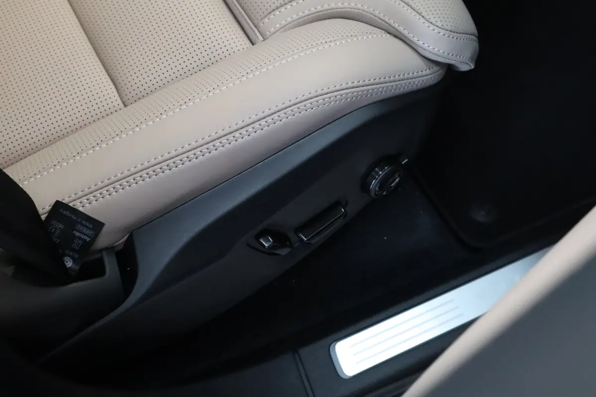 T8 406PK AWD Ultra Dark Executive B&W | 22" | Luchtvering | Massage/ventilatie | Gelam. glas