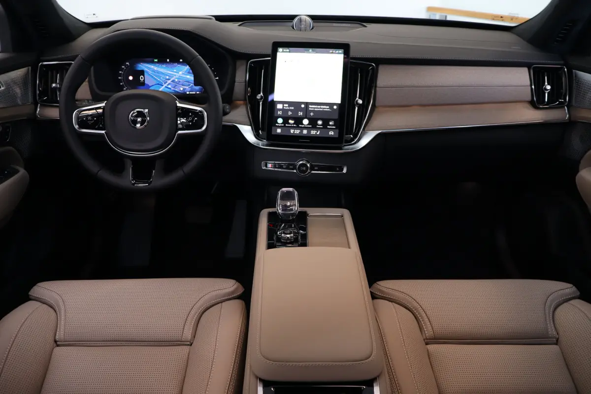 T8 406PK AWD Ultra Dark Executive B&W | 22" | Luchtvering | Massage/ventilatie | Gelam. glas
