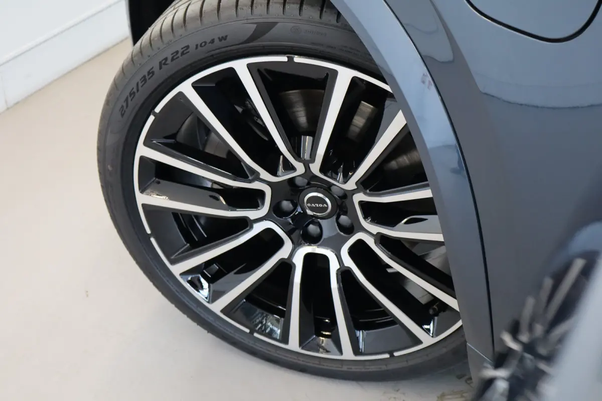 T8 406PK AWD Ultra Dark Executive B&W | 22" | Luchtvering | Massage/ventilatie | Gelam. glas
