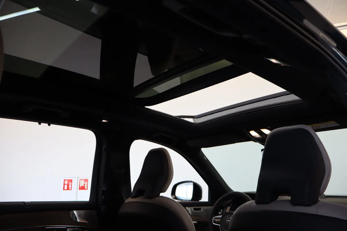 T8 406PK AWD Ultra Dark Executive B&W | 22" | Luchtvering | Massage/ventilatie | Gelam. glas