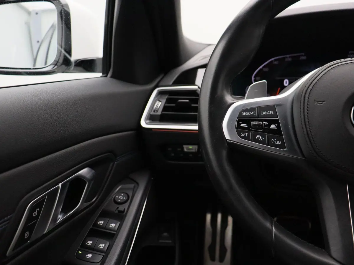 320i Executive | Business Edition | M Sport Plus Pack | Active Cruise Control | Head Up Display | 19''
