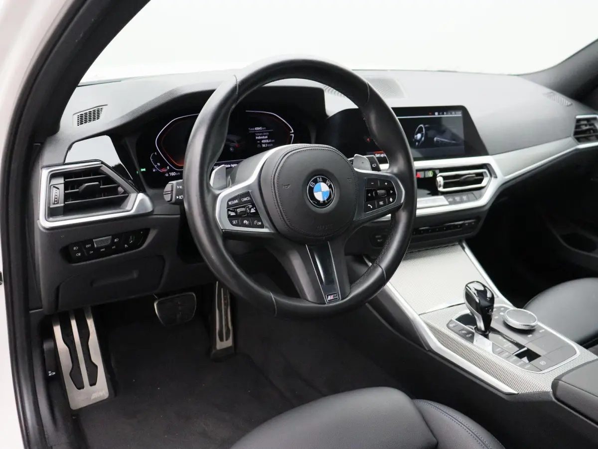 320i Executive | Business Edition | M Sport Plus Pack | Active Cruise Control | Head Up Display | 19''