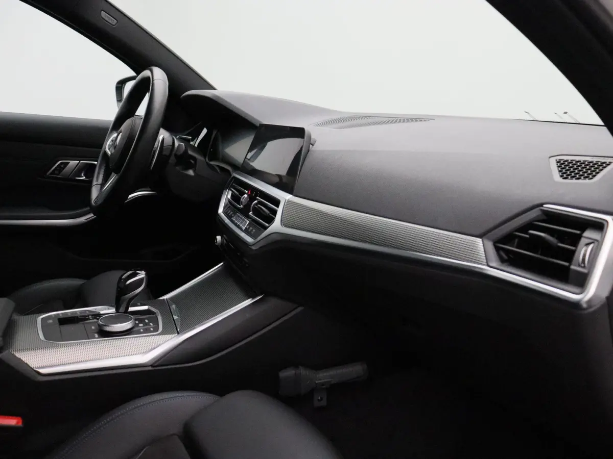 320i Executive | Business Edition | M Sport Plus Pack | Active Cruise Control | Head Up Display | 19''