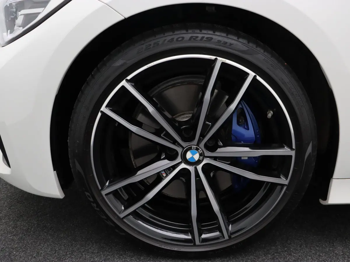 320i Executive | Business Edition | M Sport Plus Pack | Active Cruise Control | Head Up Display | 19''