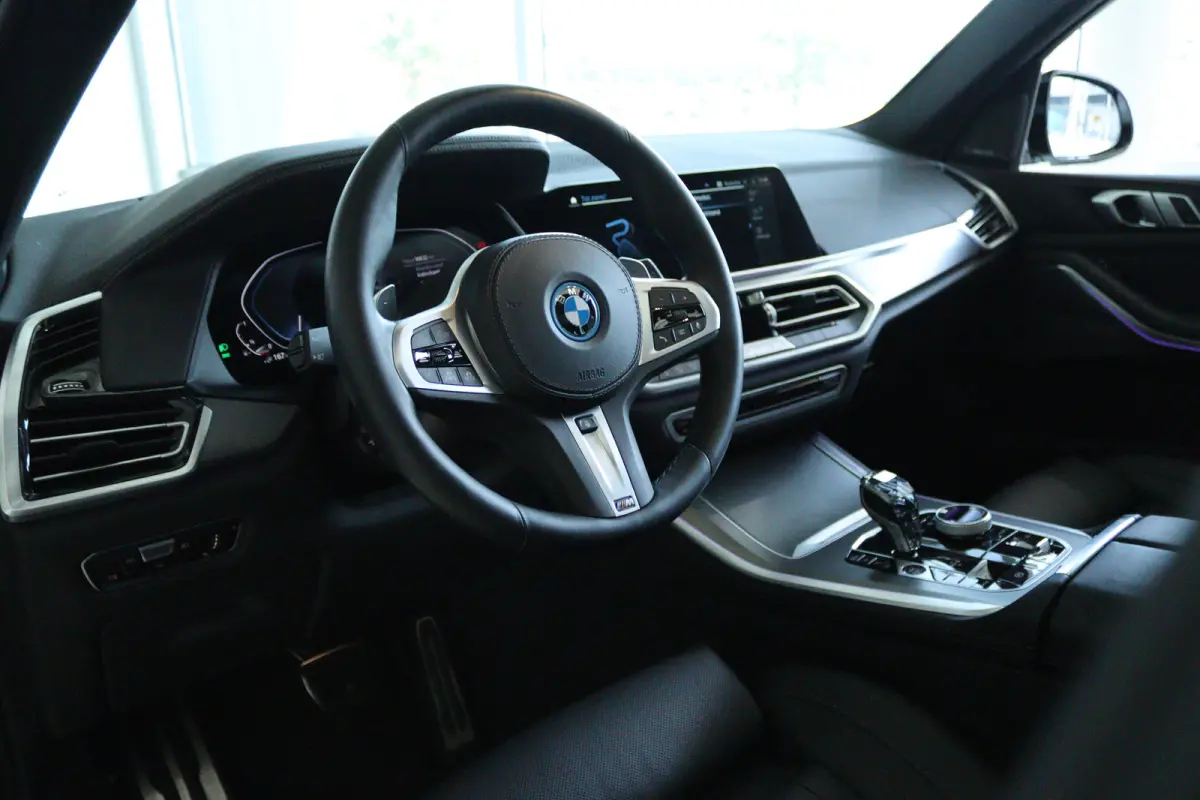 xDrive45e High Executive M-Sport | Soh 92% | Adapt. Cruise | Harman & Kardon | 4-Wielsturing | Laser |  Schuifdak | HUD | Stoelventilatie | 360 Camera | Trekhaak |  Luchtvering