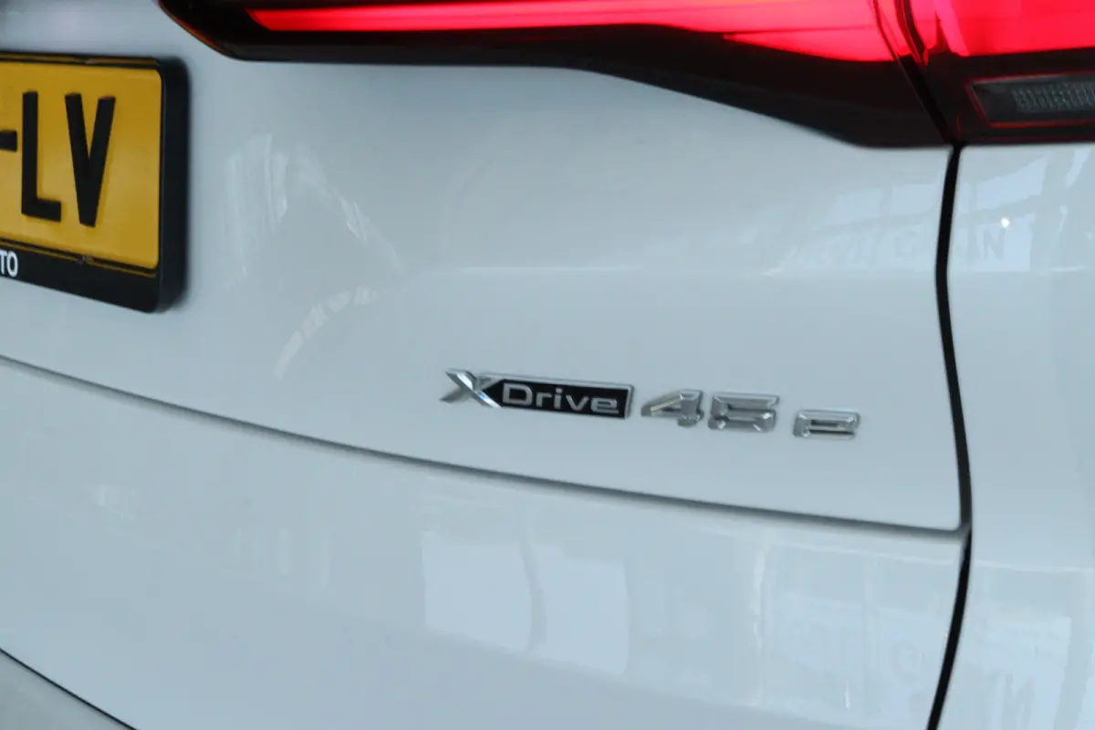 xDrive45e High Executive M-Sport | Soh 92% | Adapt. Cruise | Harman & Kardon | 4-Wielsturing | Laser |  Schuifdak | HUD | Stoelventilatie | 360 Camera | Trekhaak |  Luchtvering