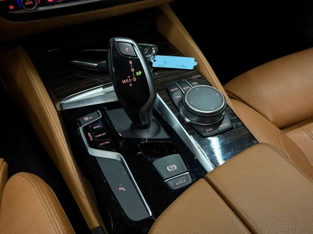 540i xDrive High Executive M-Pakket LED/PANO/NAVI/ACC/LEDER/ADAPTIVE/TREKHAAK/STOELVERW+KOELER/STUURVERW/MEMOR