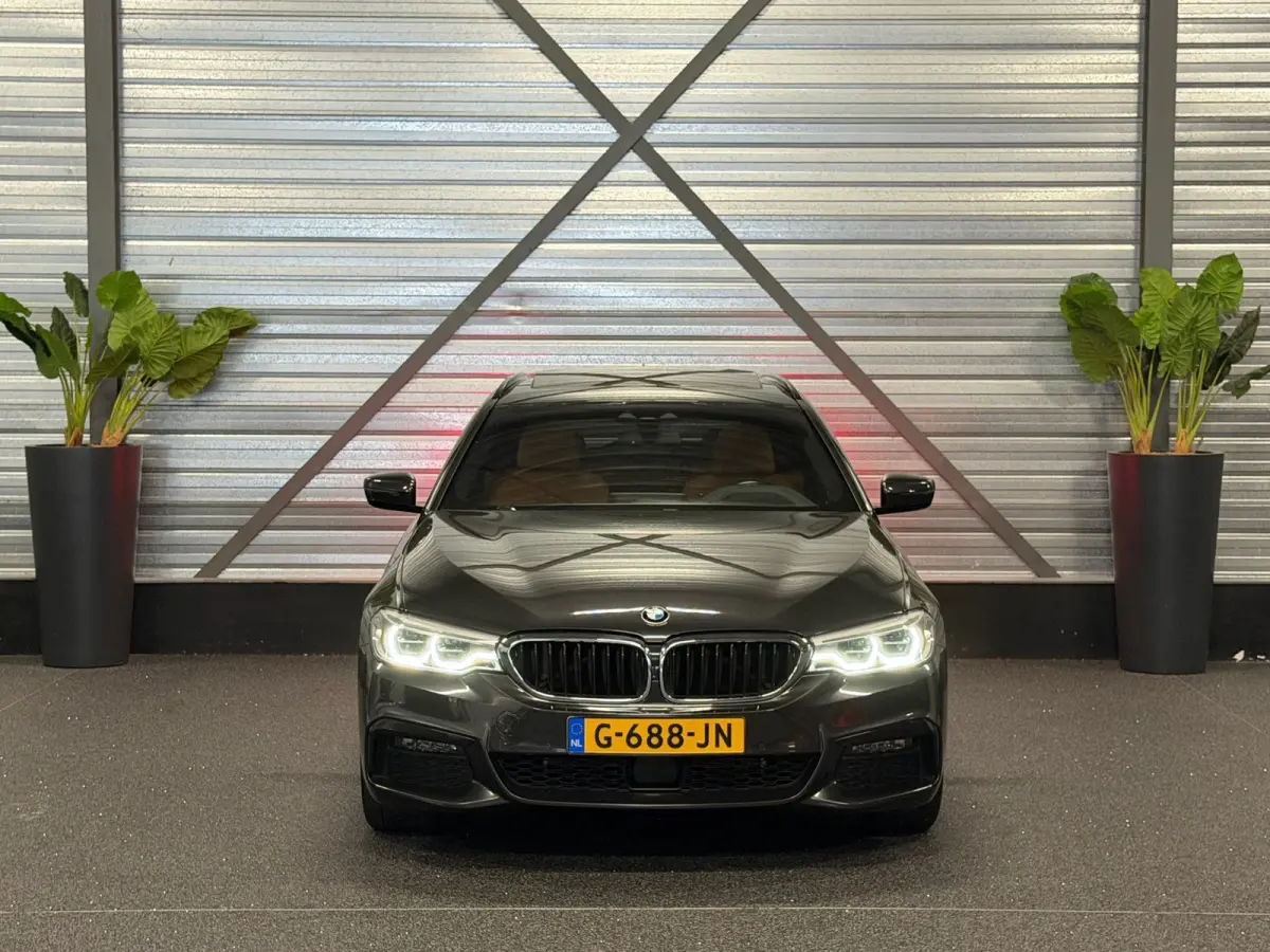 540i xDrive High Executive M-Pakket LED/PANO/NAVI/ACC/LEDER/ADAPTIVE/TREKHAAK/STOELVERW+KOELER/STUURVERW/MEMOR