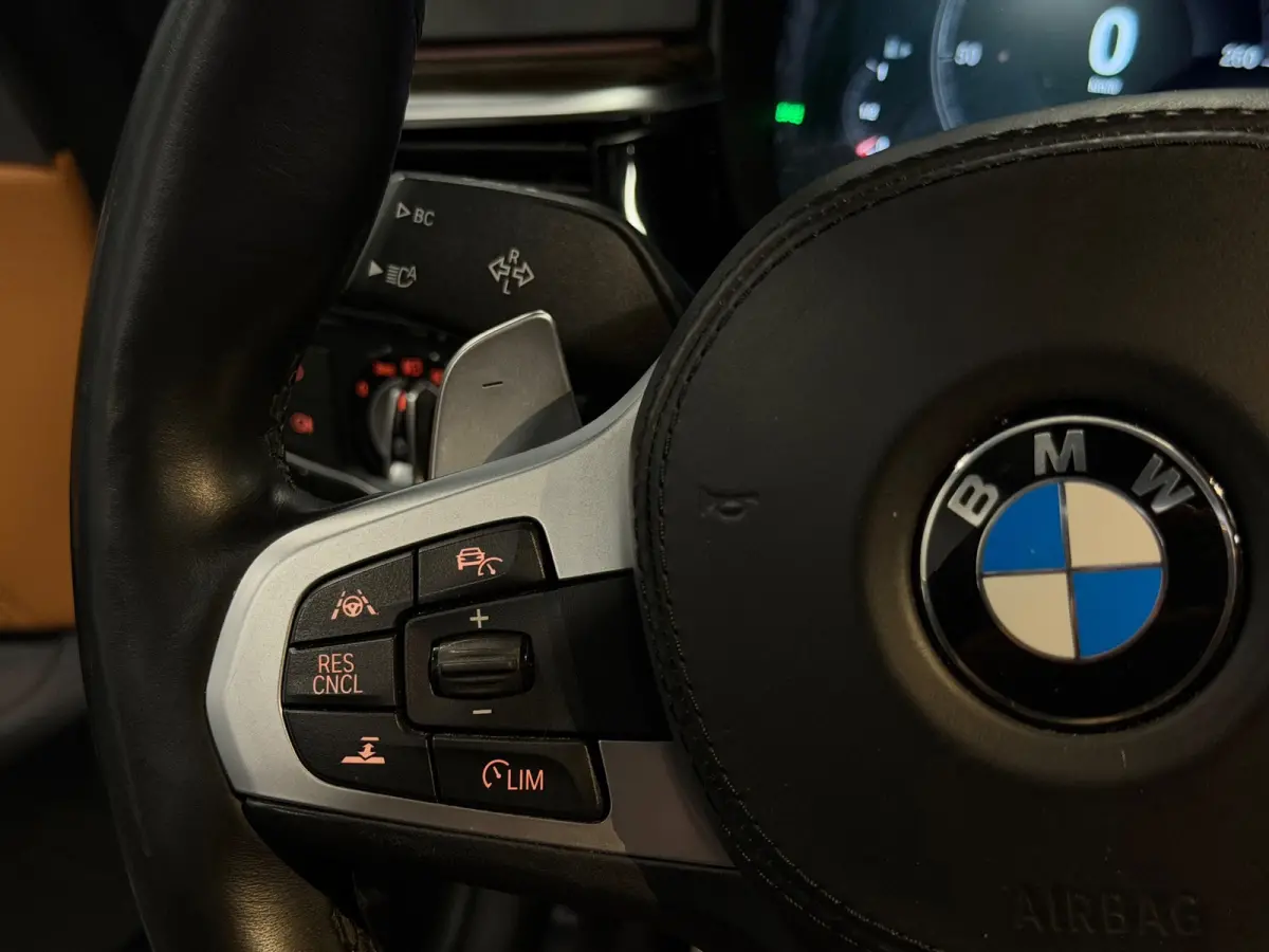 540i xDrive High Executive M-Pakket LED/PANO/NAVI/ACC/LEDER/ADAPTIVE/TREKHAAK/STOELVERW+KOELER/STUURVERW/MEMOR