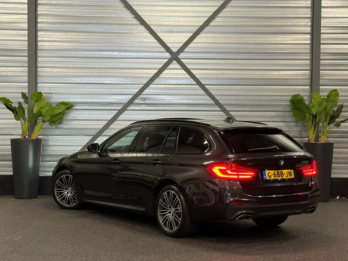 540i xDrive High Executive M-Pakket LED/PANO/NAVI/ACC/LEDER/ADAPTIVE/TREKHAAK/STOELVERW+KOELER/STUURVERW/MEMOR
