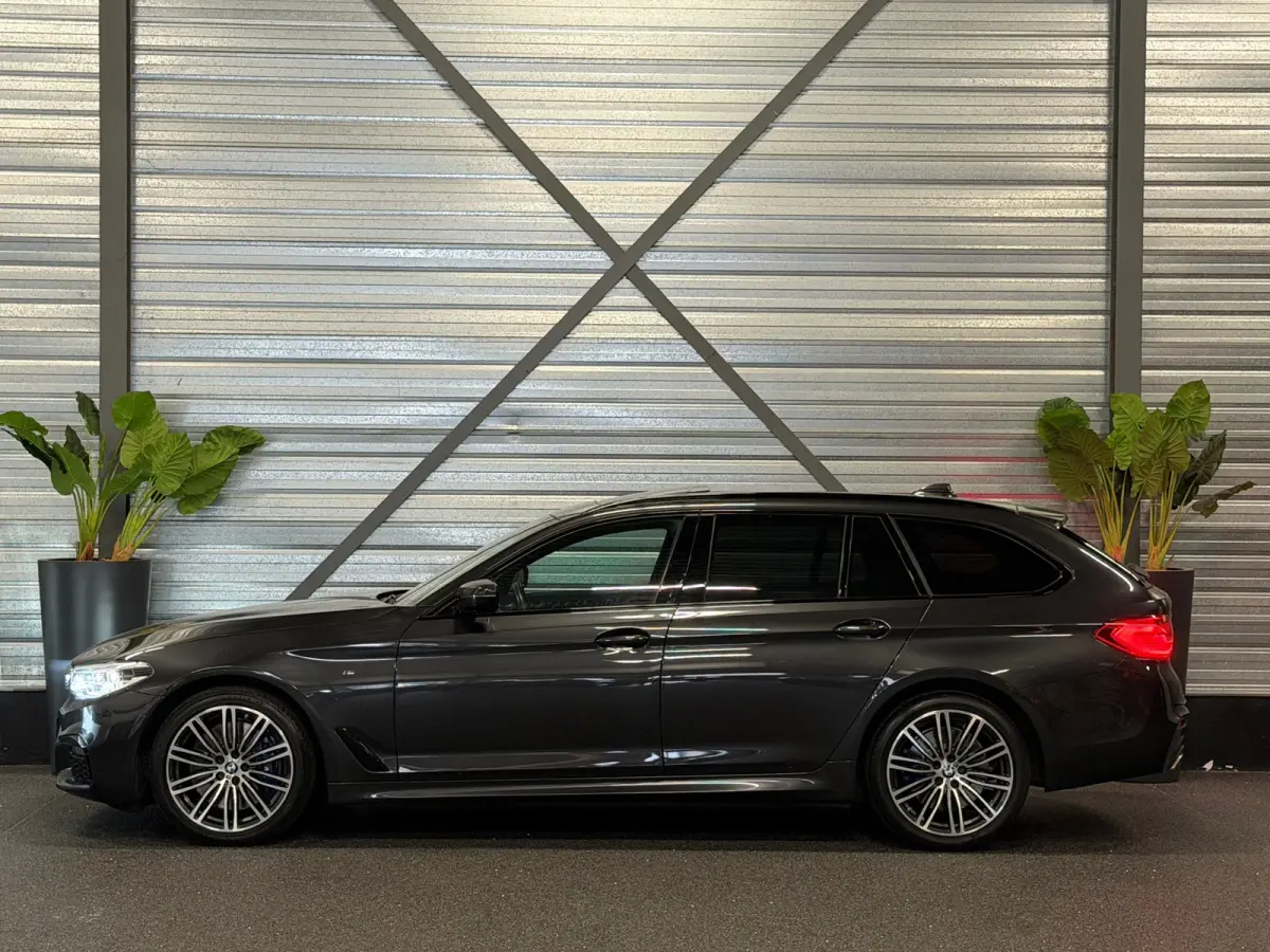 540i xDrive High Executive M-Pakket LED/PANO/NAVI/ACC/LEDER/ADAPTIVE/TREKHAAK/STOELVERW+KOELER/STUURVERW/MEMOR