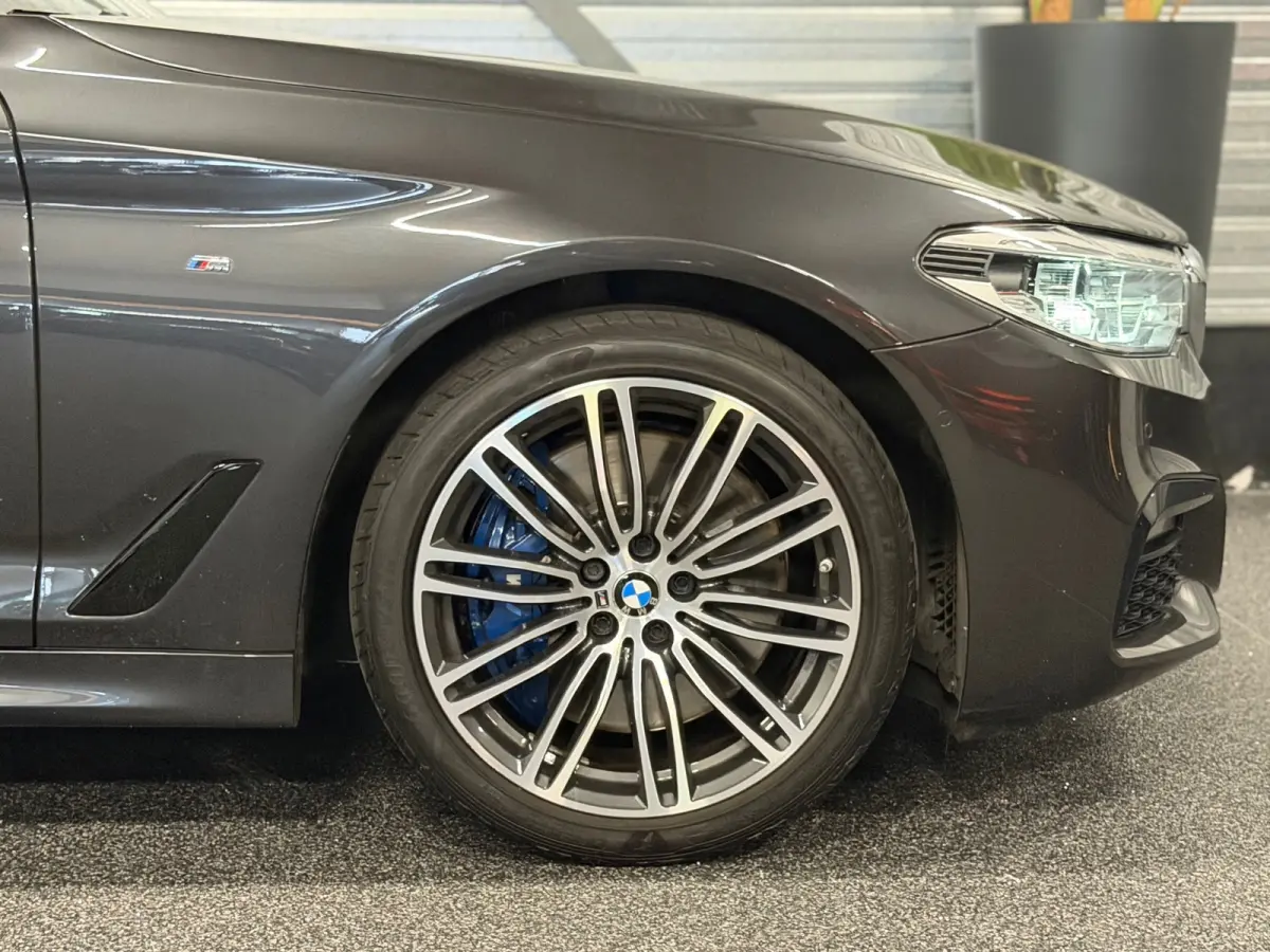 540i xDrive High Executive M-Pakket LED/PANO/NAVI/ACC/LEDER/ADAPTIVE/TREKHAAK/STOELVERW+KOELER/STUURVERW/MEMOR