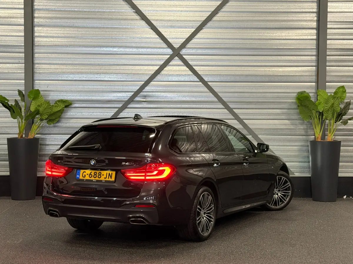540i xDrive High Executive M-Pakket LED/PANO/NAVI/ACC/LEDER/ADAPTIVE/TREKHAAK/STOELVERW+KOELER/STUURVERW/MEMOR