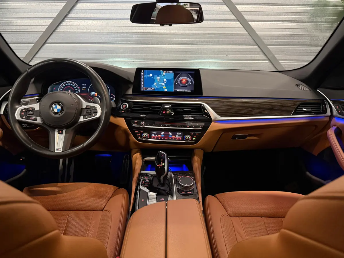 540i xDrive High Executive M-Pakket LED/PANO/NAVI/ACC/LEDER/ADAPTIVE/TREKHAAK/STOELVERW+KOELER/STUURVERW/MEMOR
